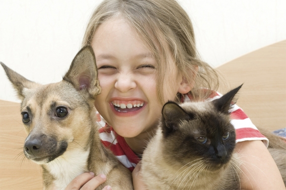 Crianças, cães e gatos: um contato benéfico