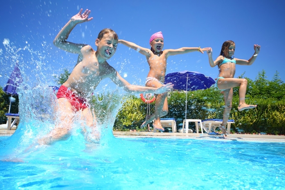Tchibum! Megulhando na responsabilidade: o verão e o uso das piscinas em condomínio