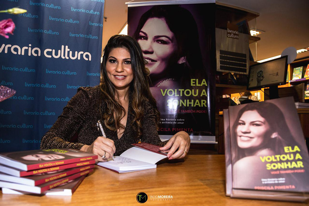 Priscila Pimenta lança livro em São Paulo