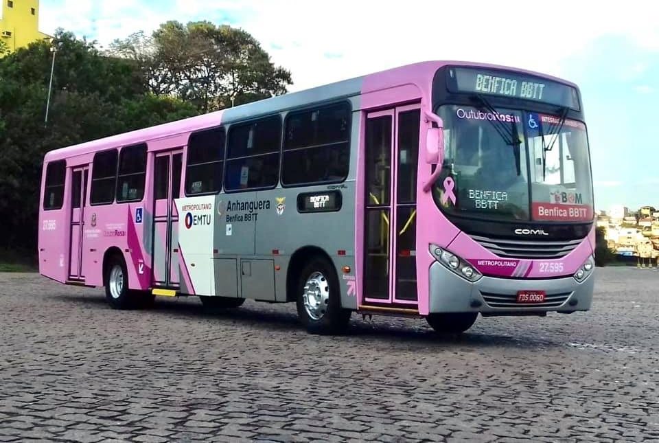 Ônibus adesivado para incentivar a prevenção ao câncer de mama