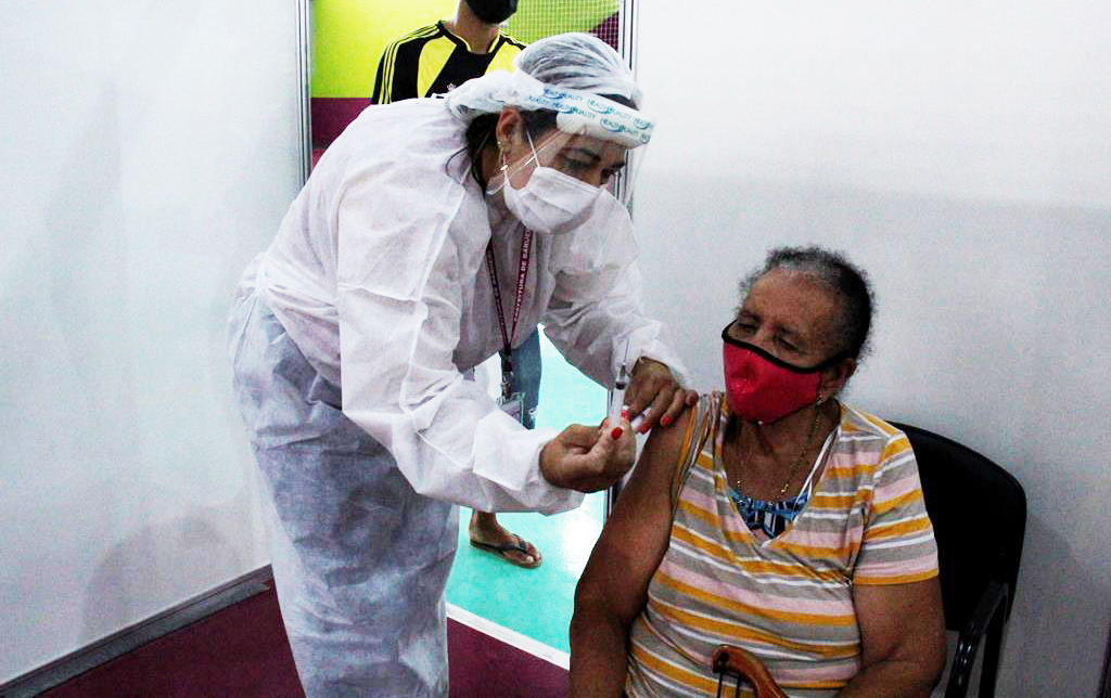 Idosos de 75 anos já estão sendo vacinados em Barueri