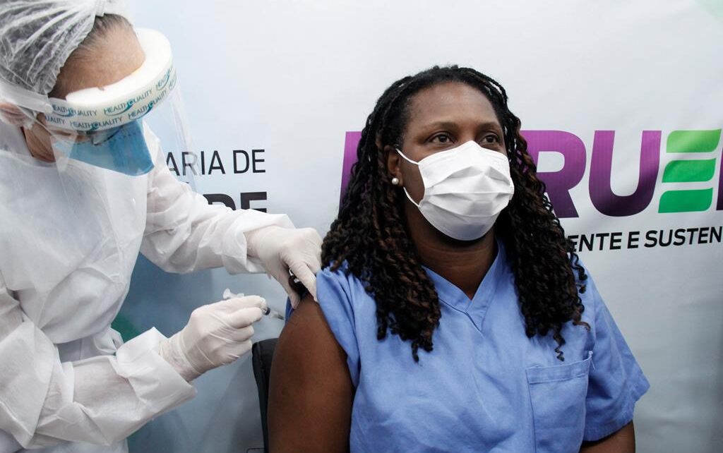 Barueri: Profissionais de saúde começam a receber 3ª dose da vacina contra Covid