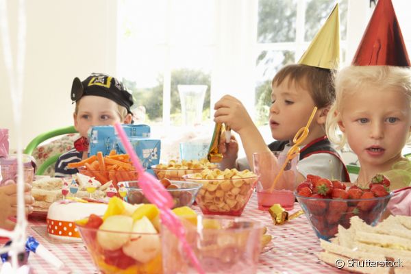 Dicas para manter a alimentação saudável nas festas infantis