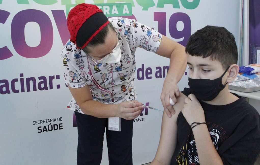 Primeira criança vacinada contra Covid-19 em Barueri tem 10 anos
