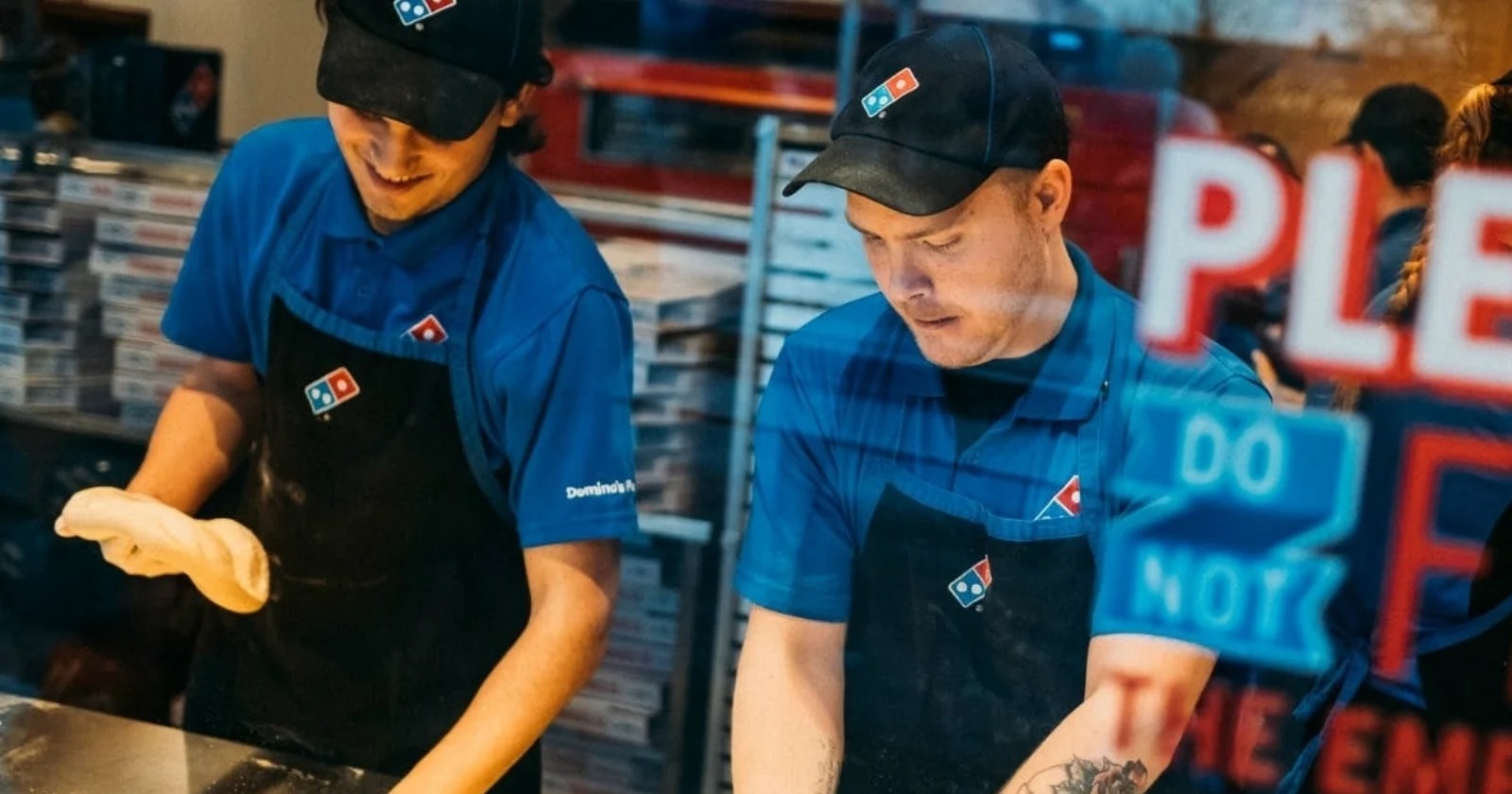 Domino’s Pizza abre vagas para atendentes em Barueri e Osasco