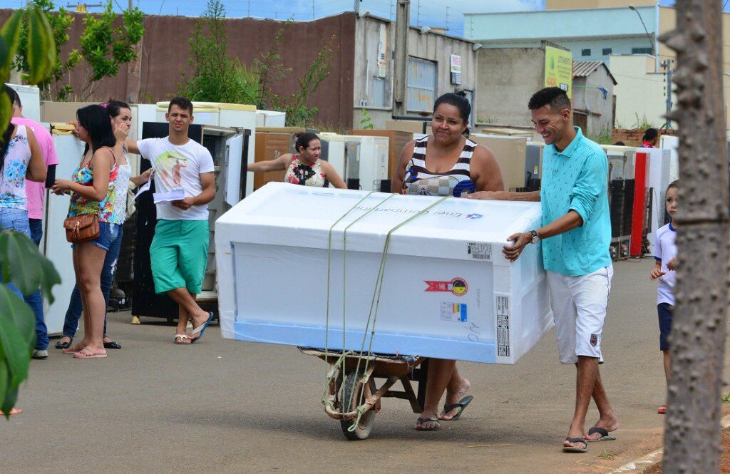 Enel realiza troca de 177 geladeiras para moradores de Parnaíba