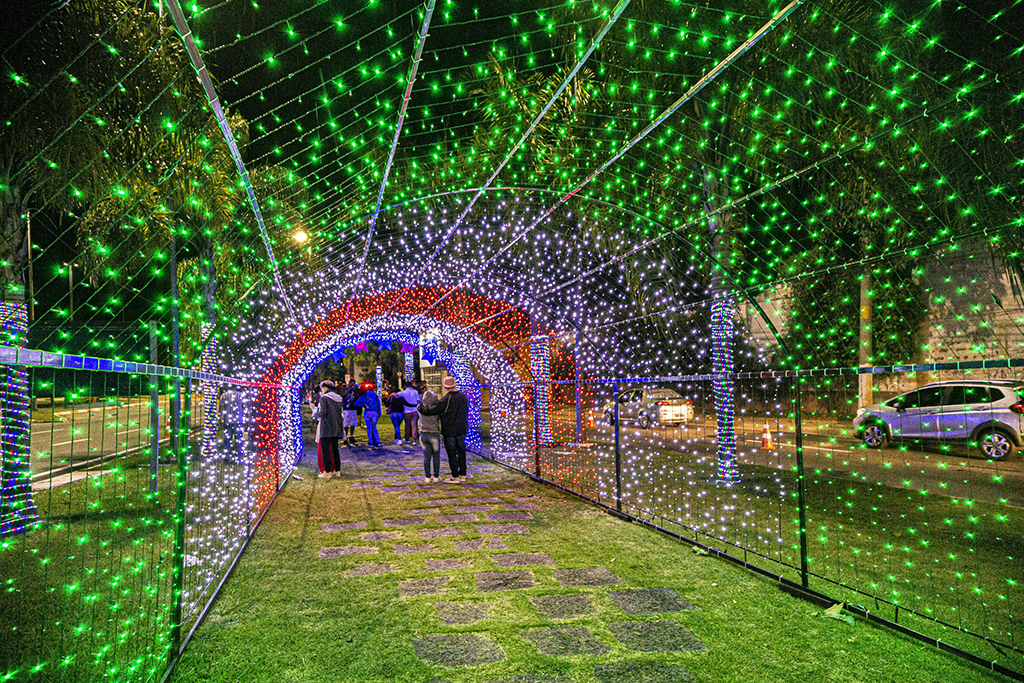 Natal em Santana de Parnaíba tem presépio, atração musical e iluminação especial que encanta as crianças