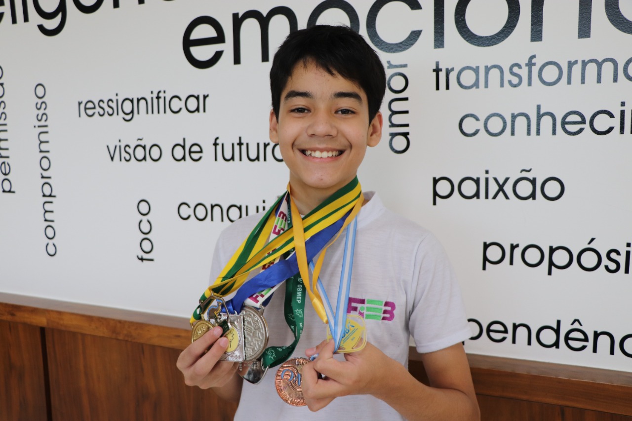 Estudante da Fieb recebe medalha em olimpíada internacional de matemática