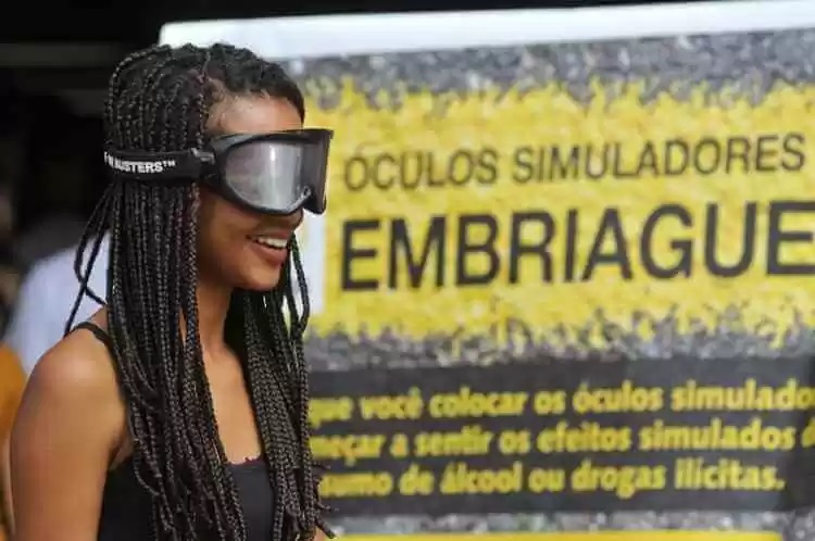 CCR ViaOeste promove ação educativa com óculos simulador de embriaguez