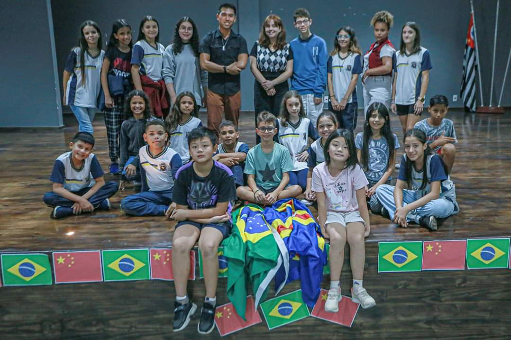 Alunos de mandarim do Centro de Línguas participam de interação com nativos chineses