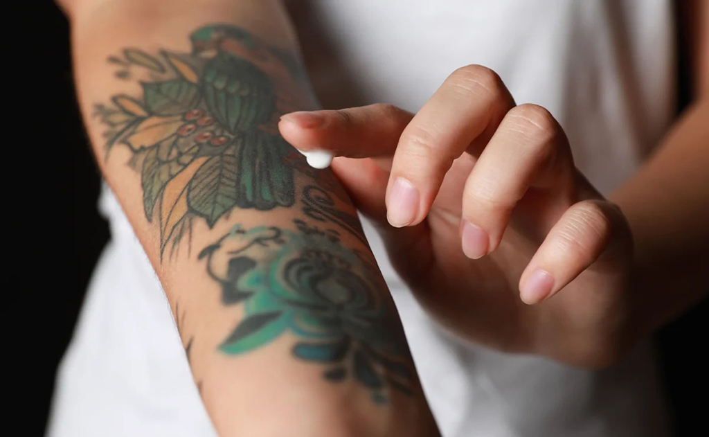 Bac-Cast faz alerta sobre cuidados com a tatuagem