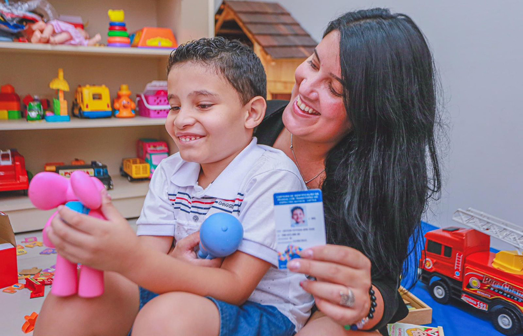 Parnaíba inicia entrega de carteira de identificação para pessoas com autismo