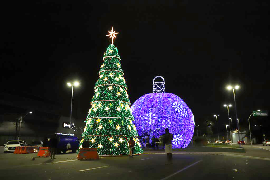Iluminação de Árvore e show do Padre Fábio abrem Natal Encantado de Barueri 2023