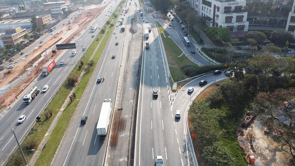 Obras exigem fechamento de alça no trevo de Alphaville