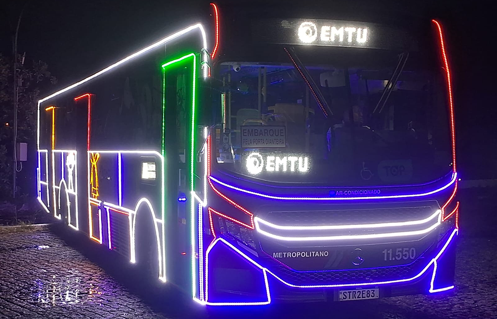 EMTU embarca no clima natalino com ônibus iluminados e Papai Noel, em Osasco