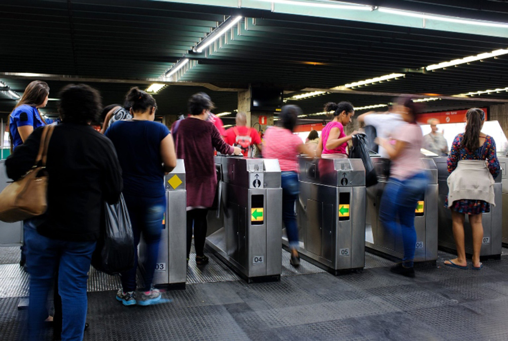 Linhas do metrô e trem ficarão abertas 24h durante três dias seguidos Linhas do metrô e trem ficarão abertas 24h durante três dias seguidos