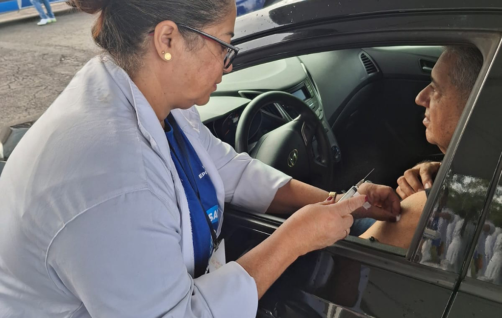 Drive-thru de vacinação contra a gripe em Cotia neste sábado Drive-thru de vacinação contra a gripe em Cotia neste sábado