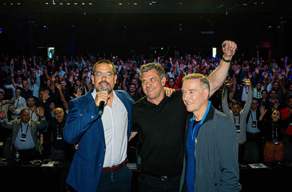 Summit Gestão em Negócios reúne mil empresários em Alphaville e destaca participações de Lásaro do Carmo Jr. e Eike Batista Summit Gestão em Negócios reúne mil empresários em Alphaville e destaca participações de Lásaro do Carmo Jr. e Eike Batista