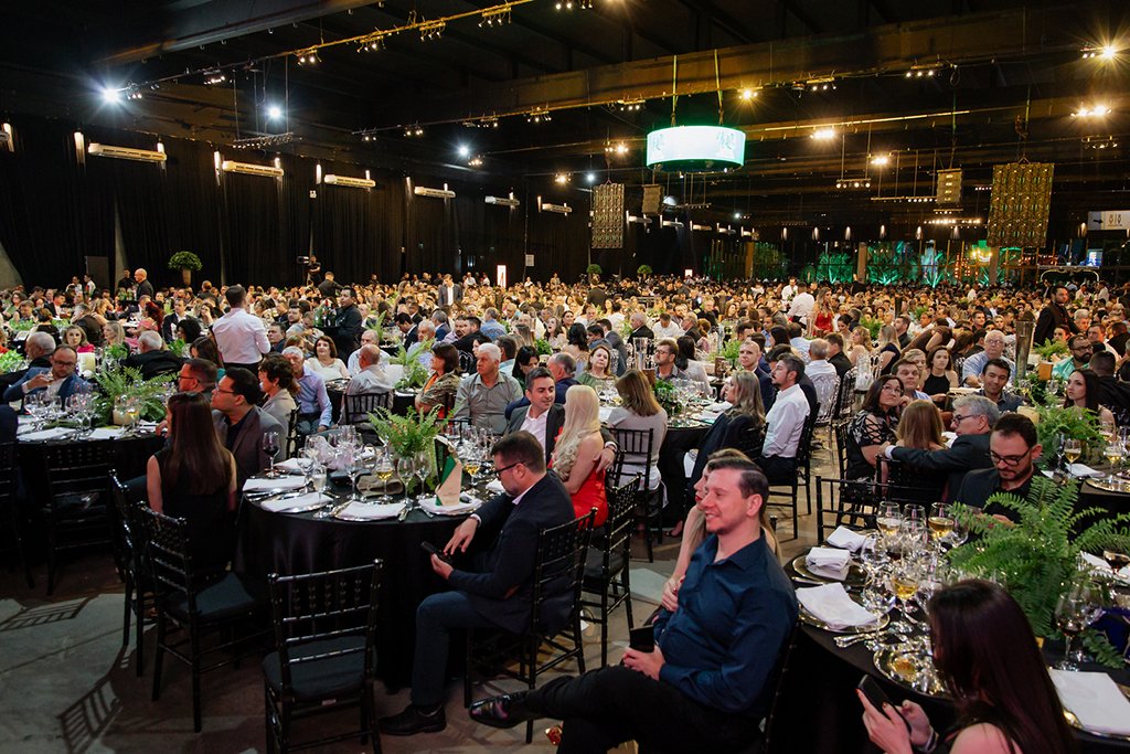 Sicredi Agroempresarial celebra 40 anos com show de Zezé di Camargo e Luciano em uma grande festa para mais de 2 mil associados Sicredi Agroempresarial celebra 40 anos com show de Zezé di Camargo e Luciano em uma grande festa para mais de 2 mil associados