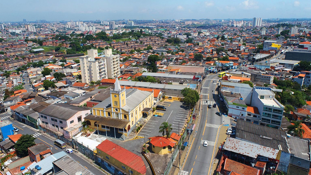Carapicuíba celebra 61 anos com festa e bolo na Praça da Aldeia