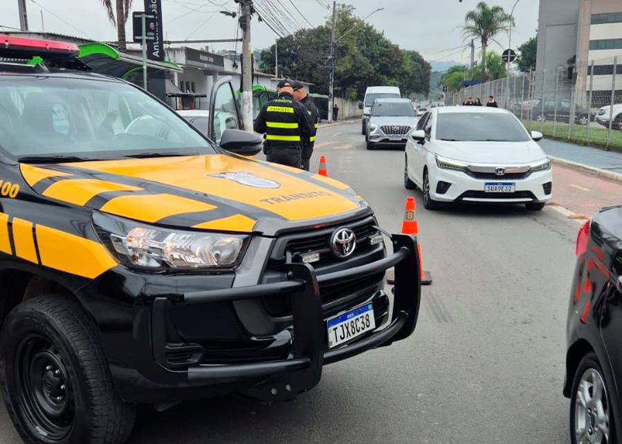 Barueri intensifica fiscalização e remove veículos irregulares Barueri intensifica fiscalização e remove veículos irregulares