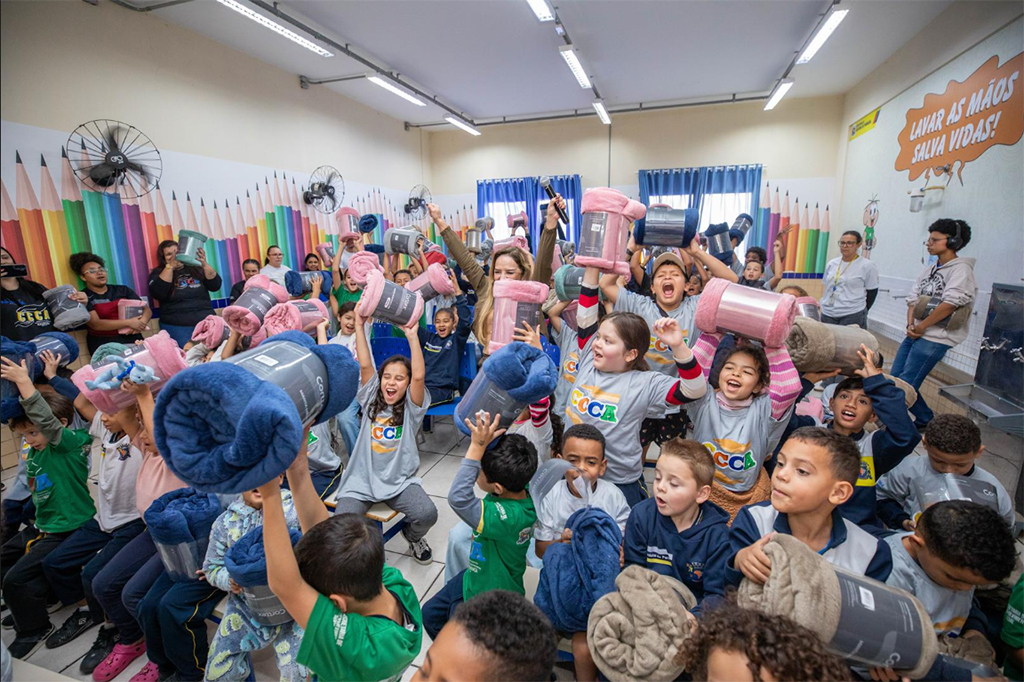 Santana de Parnaíba distribui 300 cobertores a crianças e adolescentes