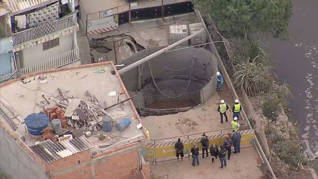 Cratera em obra da Sabesp interdita três casas em Osasco