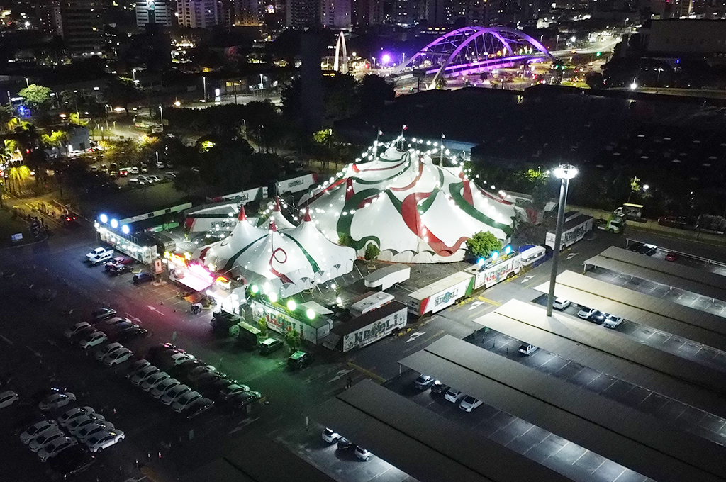 Circo Di Napoli chega a Osasco com King Kong de 10 metros Circo Di Napoli chega a Osasco com King Kong de 10 metros