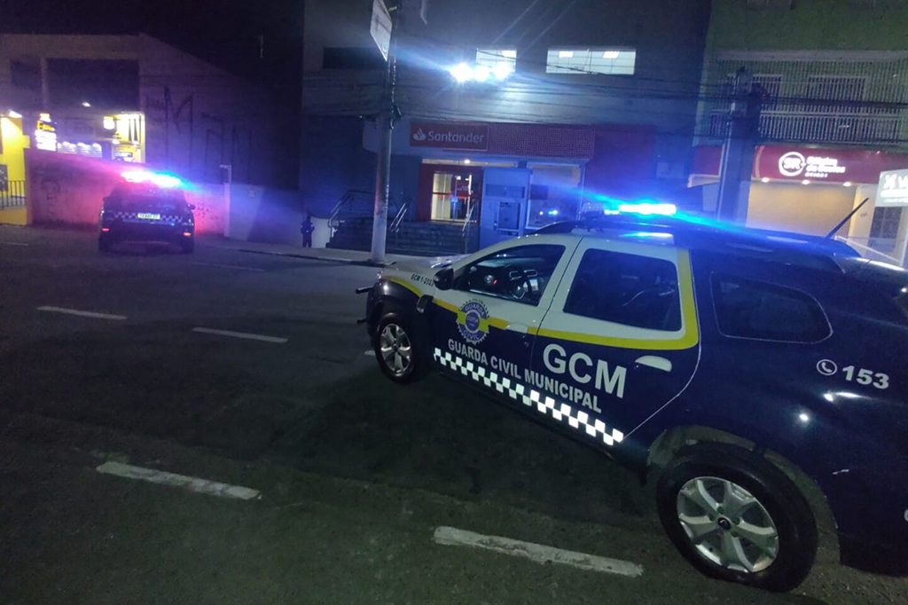 Smart Cotia ajuda GCM a prender dupla por furto em banco Smart Cotia ajuda GCM a prender dupla por furto em banco